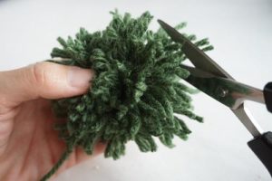ポンポン毛糸を使ったクリスマスリースの作り方の手順画像