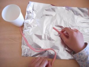 紙コップで手作りのけん玉を作る作り方の手順画像