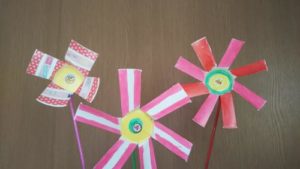 紙コップで風車を作って遊ぼう 室外遊びや飾るアイディアも 子供と一緒に 作る 遊ぶ を楽しく体験 ツクマナkids