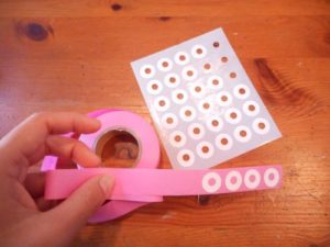 トイレットペーパーの芯でボーリング遊びのおもちゃを作る作り方の手順画像